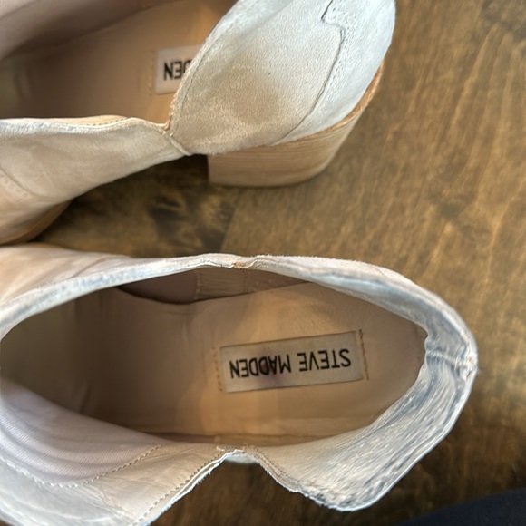 Pointed toe Steve Madden cream suede ankle boots - Picture 3 of 3